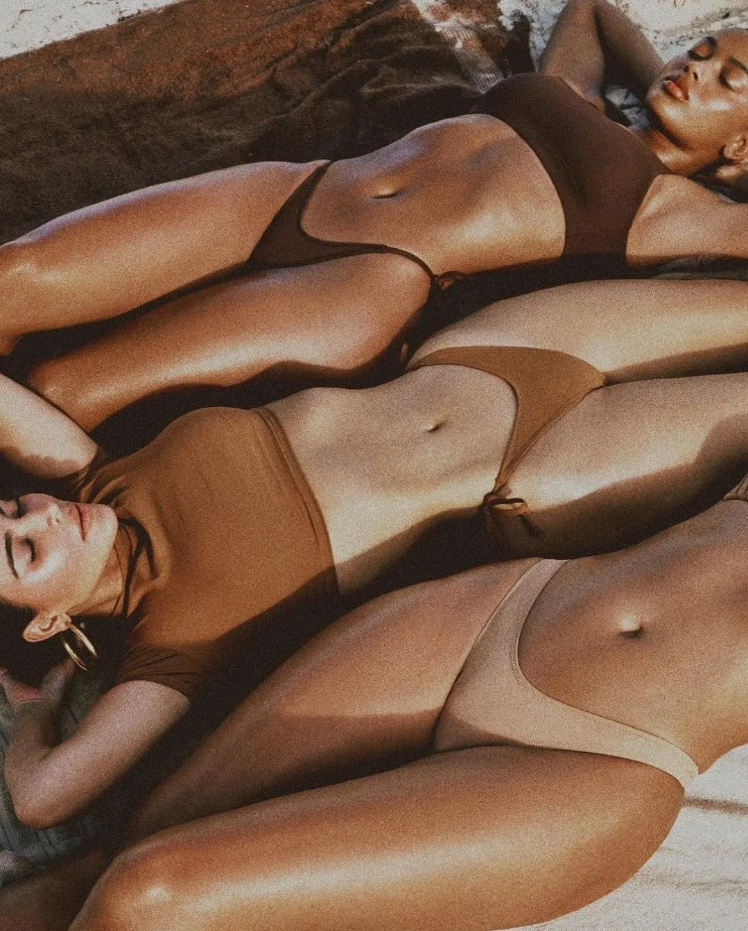 Siluetas femeninas en un entorno suave